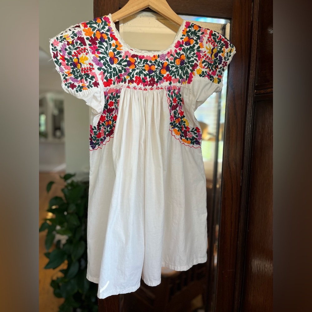 Vintage Huipil. Colorful embroidery on cotton. Girls size 5. - Picture 3 of 11